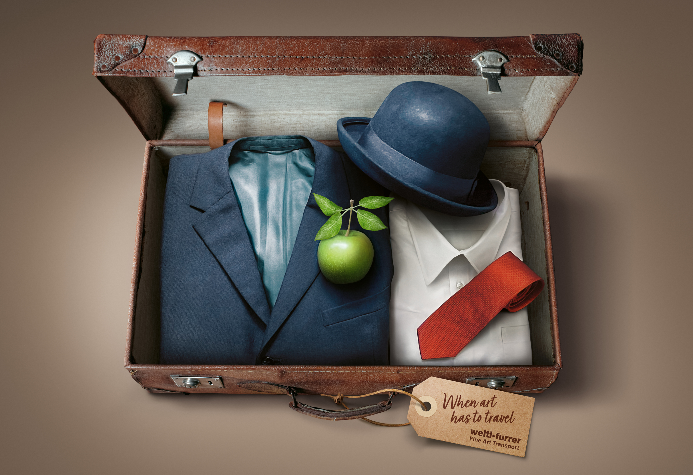 Koffer gefüllt mit Mantel, Hemd, Krawatte, Melone und grünem Apfel